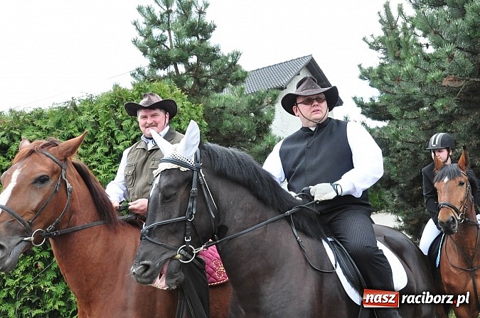 Zdjęcie w galerii na portalu naszraciborz.pl: Rekordowa procesja w Raciborzu-Sudole. Premier Jerzy Buzek na czele wiadomości z regionu