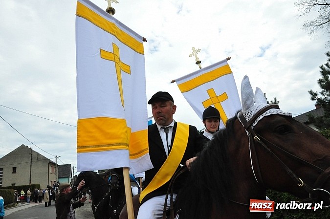 Zdjęcie w galerii na portalu naszraciborz.pl: Rekordowa procesja w Raciborzu-Sudole. Premier Jerzy Buzek na czele wiadomości z regionu