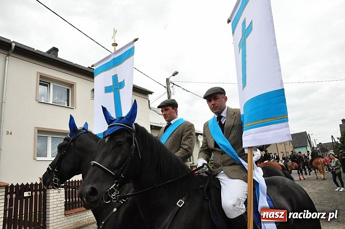 Zdjęcie w galerii na portalu naszraciborz.pl: Rekordowa procesja w Raciborzu-Sudole. Premier Jerzy Buzek na czele wiadomości z regionu