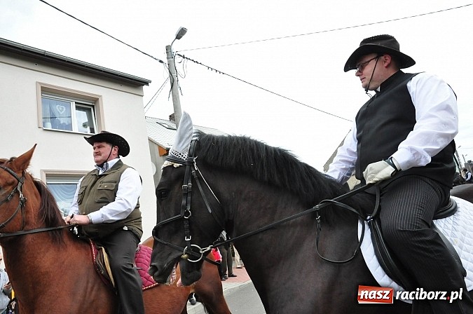 Zdjęcie w galerii na portalu naszraciborz.pl: Rekordowa procesja w Raciborzu-Sudole. Premier Jerzy Buzek na czele wiadomości z regionu