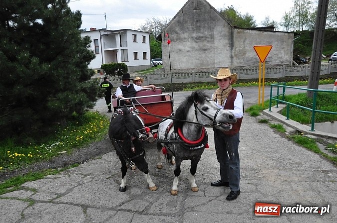 Zdjęcie w galerii na portalu naszraciborz.pl: Rekordowa procesja w Raciborzu-Sudole. Premier Jerzy Buzek na czele wiadomości z regionu