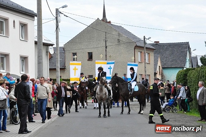 Zdjęcie w galerii na portalu naszraciborz.pl: Rekordowa procesja w Raciborzu-Sudole. Premier Jerzy Buzek na czele wiadomości z regionu
