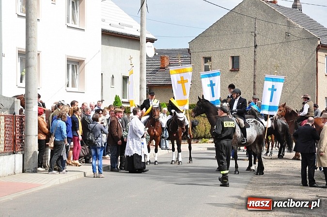 Zdjęcie w galerii na portalu naszraciborz.pl: Rekordowa procesja w Raciborzu-Sudole. Premier Jerzy Buzek na czele wiadomości z regionu