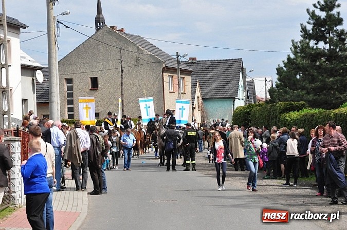 Zdjęcie w galerii na portalu naszraciborz.pl: Rekordowa procesja w Raciborzu-Sudole. Premier Jerzy Buzek na czele wiadomości z regionu