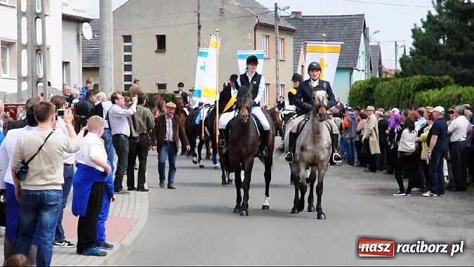 Zdjęcie w galerii na portalu naszraciborz.pl: Rekordowa procesja w Raciborzu-Sudole. Premier Jerzy Buzek na czele wiadomości z regionu