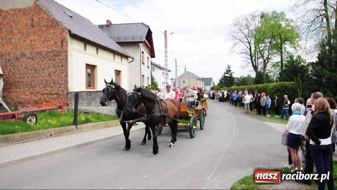 Zdjęcie w galerii na portalu naszraciborz.pl: Rekordowa procesja w Raciborzu-Sudole. Premier Jerzy Buzek na czele wiadomości z regionu