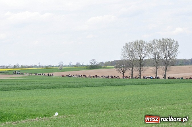 Zdjęcie w galerii na portalu naszraciborz.pl: Rekordowa procesja w Raciborzu-Sudole. Premier Jerzy Buzek na czele wiadomości z regionu