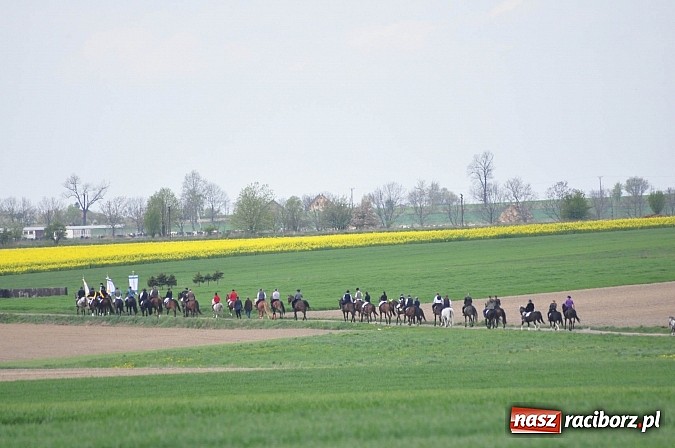 Zdjęcie w galerii na portalu naszraciborz.pl: Rekordowa procesja w Raciborzu-Sudole. Premier Jerzy Buzek na czele wiadomości z regionu