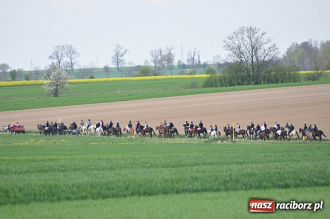 Zdjęcie w galerii na portalu naszraciborz.pl: Rekordowa procesja w Raciborzu-Sudole. Premier Jerzy Buzek na czele wiadomości z regionu