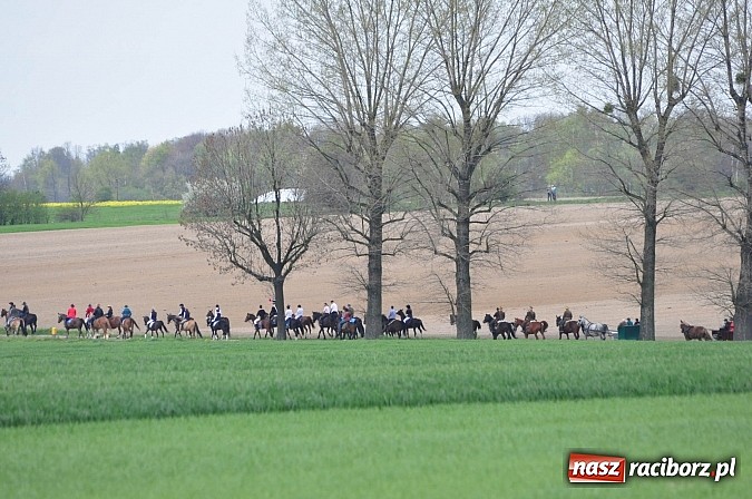 Zdjęcie w galerii na portalu naszraciborz.pl: Rekordowa procesja w Raciborzu-Sudole. Premier Jerzy Buzek na czele wiadomości z regionu