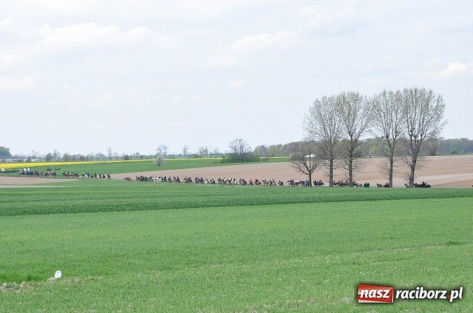 Zdjęcie w galerii na portalu naszraciborz.pl: Rekordowa procesja w Raciborzu-Sudole. Premier Jerzy Buzek na czele wiadomości z regionu