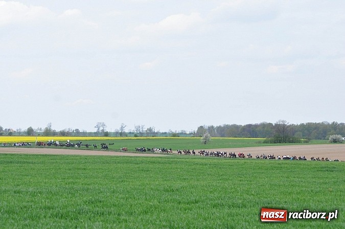 Zdjęcie w galerii na portalu naszraciborz.pl: Rekordowa procesja w Raciborzu-Sudole. Premier Jerzy Buzek na czele wiadomości z regionu