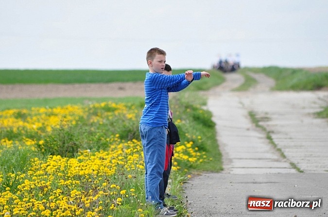 Zdjęcie w galerii na portalu naszraciborz.pl: Rekordowa procesja w Raciborzu-Sudole. Premier Jerzy Buzek na czele wiadomości z regionu