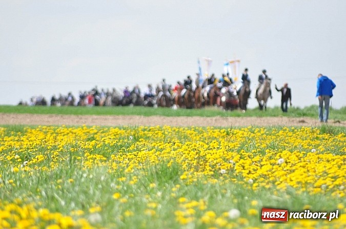 Zdjęcie w galerii na portalu naszraciborz.pl: Rekordowa procesja w Raciborzu-Sudole. Premier Jerzy Buzek na czele wiadomości z regionu