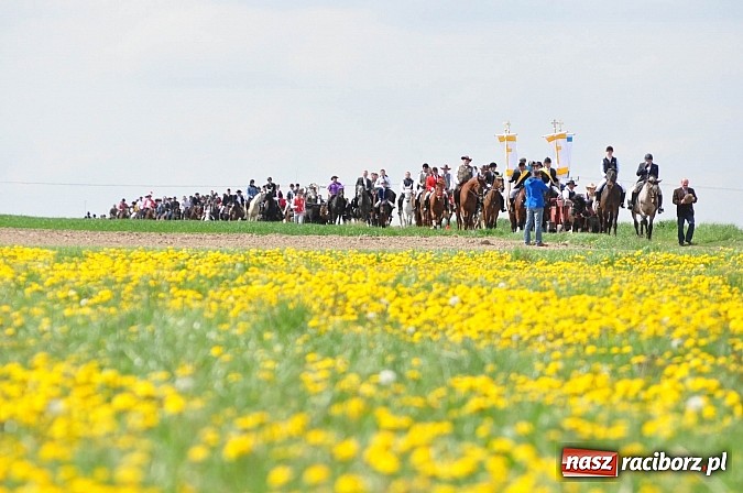 Zdjęcie w galerii na portalu naszraciborz.pl: Rekordowa procesja w Raciborzu-Sudole. Premier Jerzy Buzek na czele wiadomości z regionu