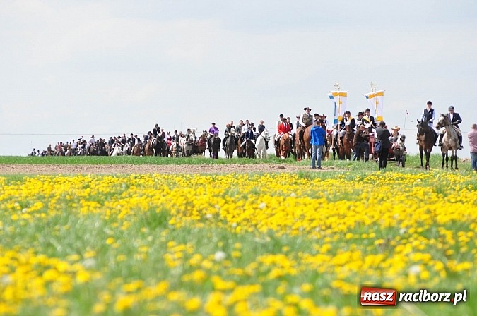 Zdjęcie w galerii na portalu naszraciborz.pl: Rekordowa procesja w Raciborzu-Sudole. Premier Jerzy Buzek na czele wiadomości z regionu