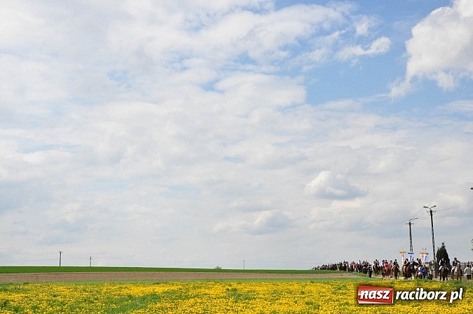 Zdjęcie w galerii na portalu naszraciborz.pl: Rekordowa procesja w Raciborzu-Sudole. Premier Jerzy Buzek na czele wiadomości z regionu