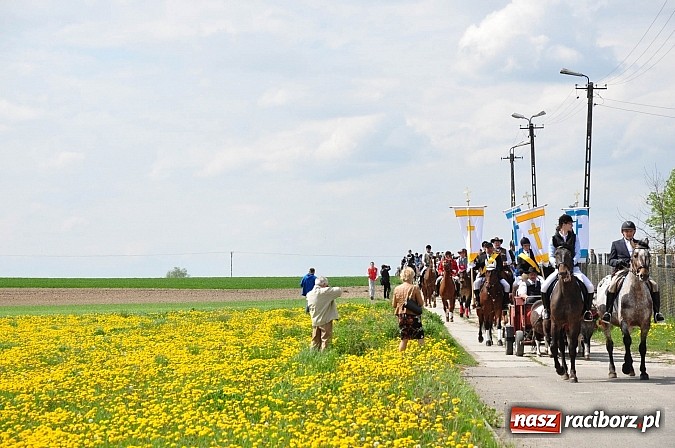 Zdjęcie w galerii na portalu naszraciborz.pl: Rekordowa procesja w Raciborzu-Sudole. Premier Jerzy Buzek na czele wiadomości z regionu