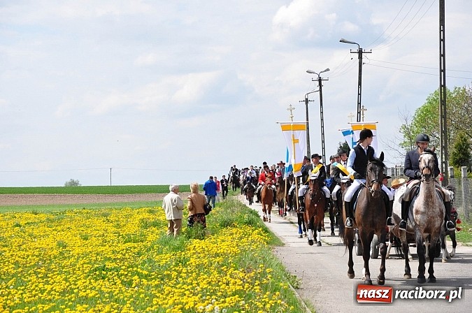 Zdjęcie w galerii na portalu naszraciborz.pl: Rekordowa procesja w Raciborzu-Sudole. Premier Jerzy Buzek na czele wiadomości z regionu