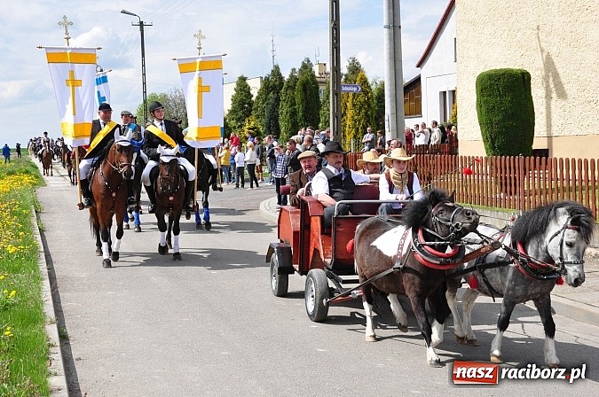 Zdjęcie w galerii na portalu naszraciborz.pl: Rekordowa procesja w Raciborzu-Sudole. Premier Jerzy Buzek na czele wiadomości z regionu