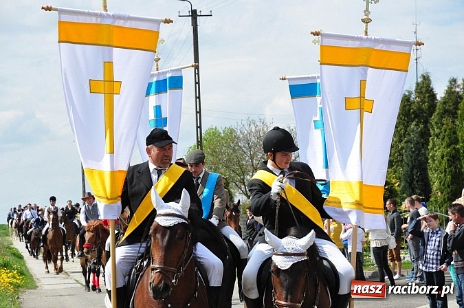 Zdjęcie w galerii na portalu naszraciborz.pl: Rekordowa procesja w Raciborzu-Sudole. Premier Jerzy Buzek na czele wiadomości z regionu