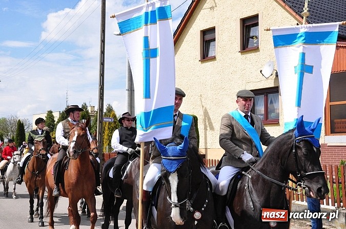 Zdjęcie w galerii na portalu naszraciborz.pl: Rekordowa procesja w Raciborzu-Sudole. Premier Jerzy Buzek na czele wiadomości z regionu
