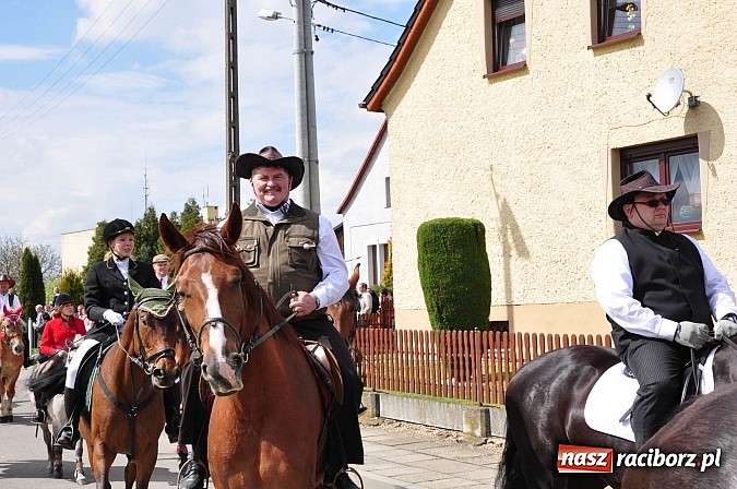 Zdjęcie w galerii na portalu naszraciborz.pl: Rekordowa procesja w Raciborzu-Sudole. Premier Jerzy Buzek na czele wiadomości z regionu