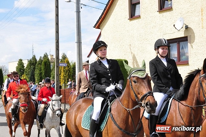 Zdjęcie w galerii na portalu naszraciborz.pl: Rekordowa procesja w Raciborzu-Sudole. Premier Jerzy Buzek na czele wiadomości z regionu