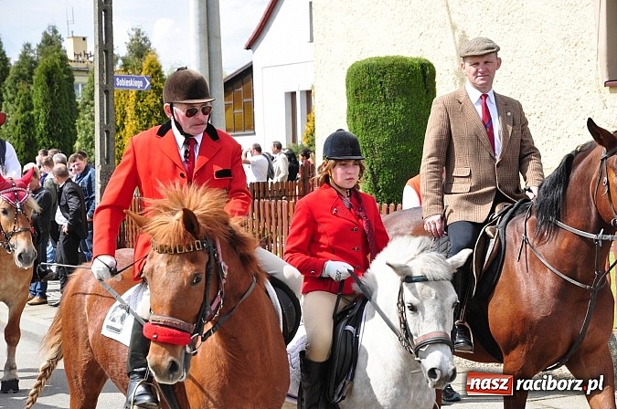 Zdjęcie w galerii na portalu naszraciborz.pl: Rekordowa procesja w Raciborzu-Sudole. Premier Jerzy Buzek na czele wiadomości z regionu