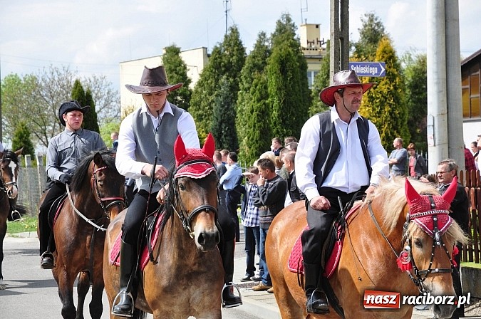 Zdjęcie w galerii na portalu naszraciborz.pl: Rekordowa procesja w Raciborzu-Sudole. Premier Jerzy Buzek na czele wiadomości z regionu