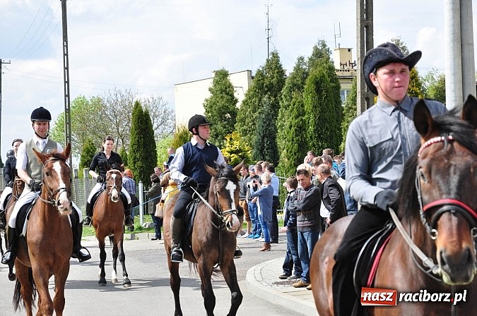 Zdjęcie w galerii na portalu naszraciborz.pl: Rekordowa procesja w Raciborzu-Sudole. Premier Jerzy Buzek na czele wiadomości z regionu