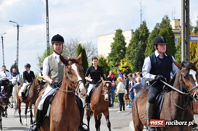 Zdjęcie w galerii na portalu naszraciborz.pl: Rekordowa procesja w Raciborzu-Sudole. Premier Jerzy Buzek na czele wiadomości z regionu
