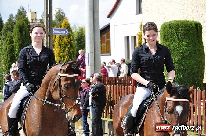 Zdjęcie w galerii na portalu naszraciborz.pl: Rekordowa procesja w Raciborzu-Sudole. Premier Jerzy Buzek na czele wiadomości z regionu