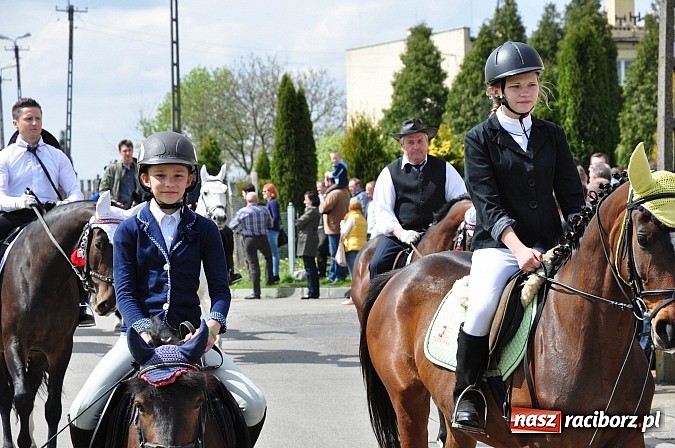 Zdjęcie w galerii na portalu naszraciborz.pl: Rekordowa procesja w Raciborzu-Sudole. Premier Jerzy Buzek na czele wiadomości z regionu