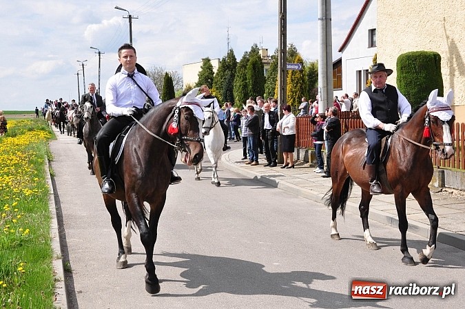 Zdjęcie w galerii na portalu naszraciborz.pl: Rekordowa procesja w Raciborzu-Sudole. Premier Jerzy Buzek na czele wiadomości z regionu