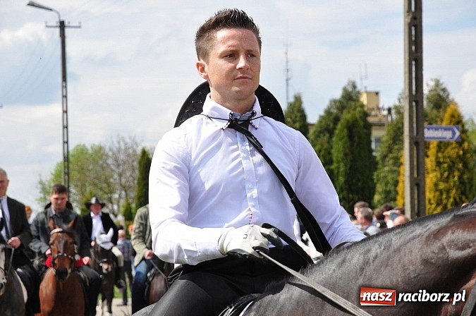 Zdjęcie w galerii na portalu naszraciborz.pl: Rekordowa procesja w Raciborzu-Sudole. Premier Jerzy Buzek na czele wiadomości z regionu