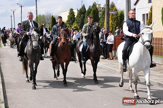 Zdjęcie w galerii na portalu naszraciborz.pl: Rekordowa procesja w Raciborzu-Sudole. Premier Jerzy Buzek na czele wiadomości z regionu