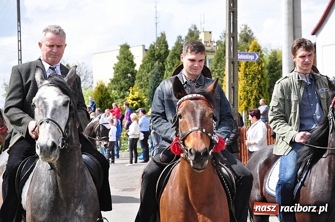 Zdjęcie w galerii na portalu naszraciborz.pl: Rekordowa procesja w Raciborzu-Sudole. Premier Jerzy Buzek na czele wiadomości z regionu