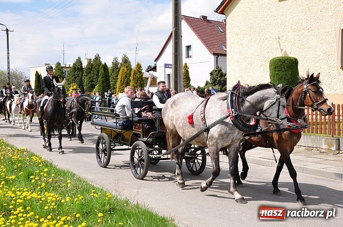 Zdjęcie w galerii na portalu naszraciborz.pl: Rekordowa procesja w Raciborzu-Sudole. Premier Jerzy Buzek na czele wiadomości z regionu