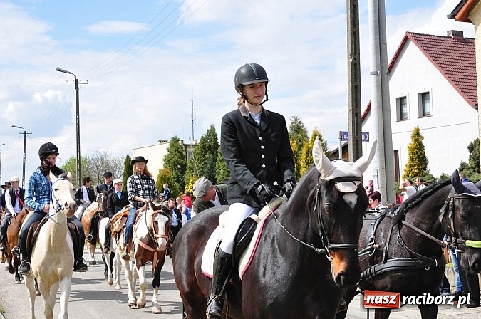 Zdjęcie w galerii na portalu naszraciborz.pl: Rekordowa procesja w Raciborzu-Sudole. Premier Jerzy Buzek na czele wiadomości z regionu