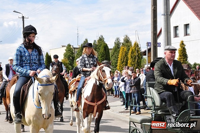 Zdjęcie w galerii na portalu naszraciborz.pl: Rekordowa procesja w Raciborzu-Sudole. Premier Jerzy Buzek na czele wiadomości z regionu