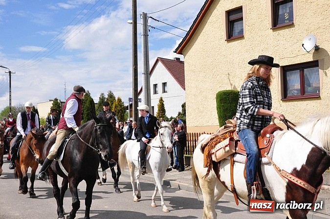 Zdjęcie w galerii na portalu naszraciborz.pl: Rekordowa procesja w Raciborzu-Sudole. Premier Jerzy Buzek na czele wiadomości z regionu
