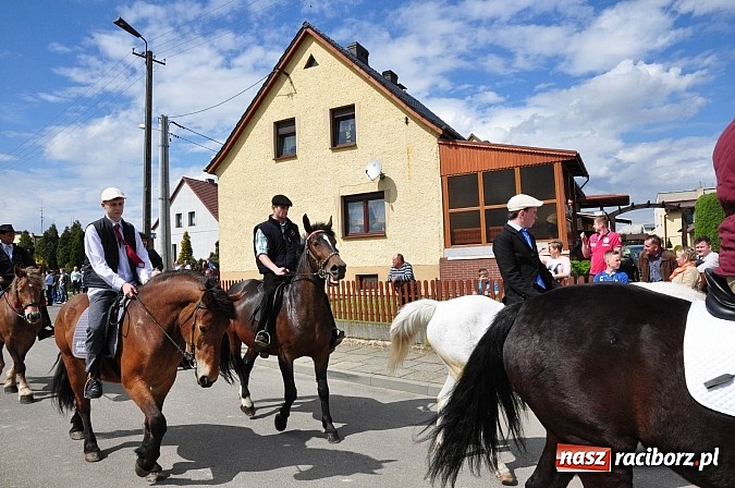 Zdjęcie w galerii na portalu naszraciborz.pl: Rekordowa procesja w Raciborzu-Sudole. Premier Jerzy Buzek na czele wiadomości z regionu