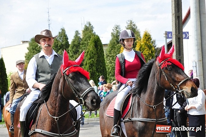 Zdjęcie w galerii na portalu naszraciborz.pl: Rekordowa procesja w Raciborzu-Sudole. Premier Jerzy Buzek na czele wiadomości z regionu