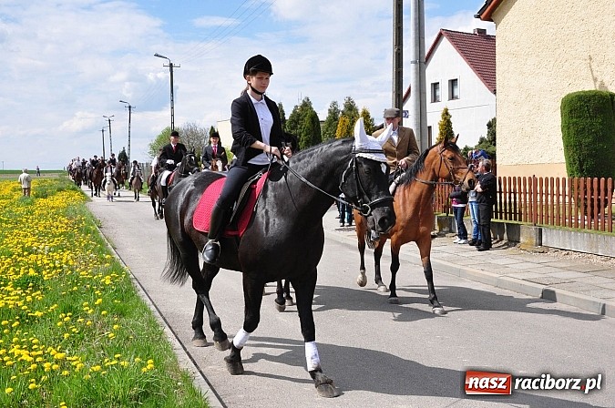 Zdjęcie w galerii na portalu naszraciborz.pl: Rekordowa procesja w Raciborzu-Sudole. Premier Jerzy Buzek na czele wiadomości z regionu