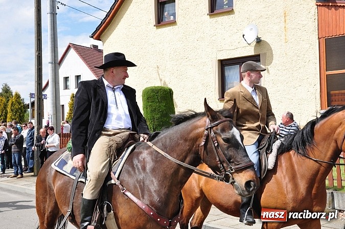 Zdjęcie w galerii na portalu naszraciborz.pl: Rekordowa procesja w Raciborzu-Sudole. Premier Jerzy Buzek na czele wiadomości z regionu