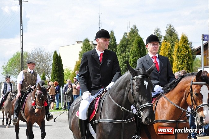 Zdjęcie w galerii na portalu naszraciborz.pl: Rekordowa procesja w Raciborzu-Sudole. Premier Jerzy Buzek na czele wiadomości z regionu