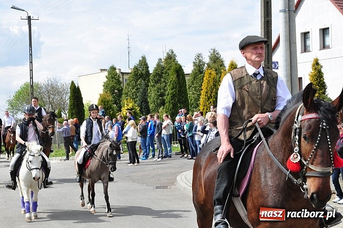 Zdjęcie w galerii na portalu naszraciborz.pl: Rekordowa procesja w Raciborzu-Sudole. Premier Jerzy Buzek na czele wiadomości z regionu