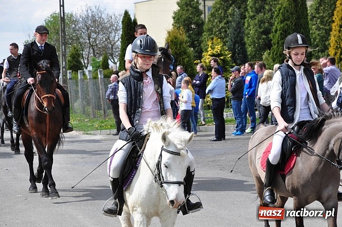Zdjęcie w galerii na portalu naszraciborz.pl: Rekordowa procesja w Raciborzu-Sudole. Premier Jerzy Buzek na czele wiadomości z regionu