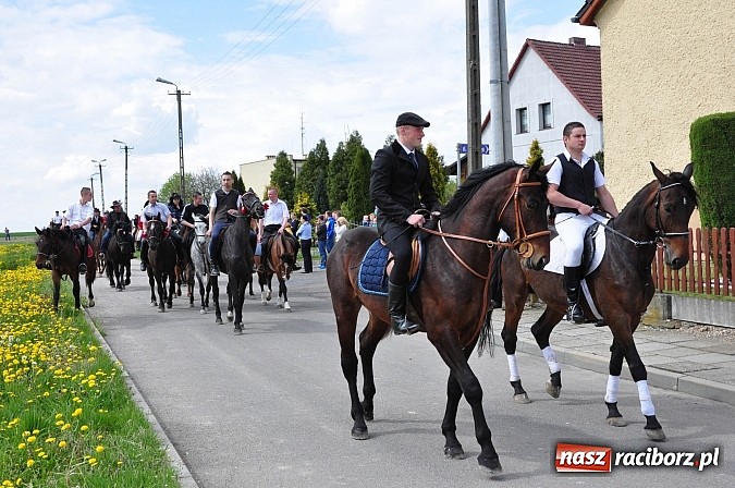 Zdjęcie w galerii na portalu naszraciborz.pl: Rekordowa procesja w Raciborzu-Sudole. Premier Jerzy Buzek na czele wiadomości z regionu